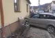 A intrat cu mașina în peretele unei case apoi a fugit: o femeie și un copil, abandonați la locul tragediei