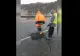 VIDEO  | Imaginile MOMENTULUI. Cum se face asfaltarea cu picioarele pe un drum din Prahova