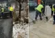 Angajaţi surprinşi turnând asfalt peste zăpadă şi noroi - FOTO