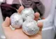 A băgat câteva bile din folie de aluminiu în mașina de spălat, apoi a băgat rufele. Rezultatul a fost fabulos!