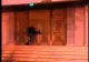 VIDEO | Imagini revoltătoare la Slatina. Bărbat filmat când dădea cu picioarele în ușa Catedralei Episcopale