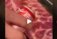 VIDEO – A pus Cola peste carnea crudă și a așteptat câteva minute – Când a văzut ce a ieșit la suprafață, i s-a făcut rău