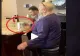VIDEO – Cea mai proastă farsă pe care i-o putea face mamei sale – Femeia nu a gustat deloc glumă nesărată