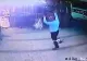 VIDEO | Un bărbat a fost atacat VIOLENT de o PISICĂ! Felina a instaurat PANICĂ printre cetățenii unui cartier din Chișinău. Filmarea a devenit virală