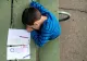 Copil de 4 ani, abandonat în scara unui bloc din Capitală. Nimeni nu i-a anunțat dispariția