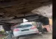 VIDEO – A ridicat mașina ca să lucreze sub ea. Ce a găsit întrece orice imaginație