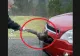 VIDEO – A auzit un zgomot ciudat în timp ce mergea cu mașina. S-a dat jos și a scos de sub capotă ceva neașteptat – Imaginile au devenit virale