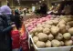 Ieftinirea produselor de bază, deocamdată doar în faza de discuții. Retailerii, după întâlnirea cu premierul Marcel Ciolacu