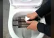 Invenția care devenit virală pe rețelele de socializare – Ce a putut să monteze un instalator în WC și care e motivul