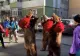 VIDEO | Colindătorii scot românii la ferestre. Un grup din Bacău a pornit într-un tur prin toată țara
