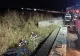 FOTO | Un tânăr a căzut cu maşina într-o râpă adâncă. Victima a fost scoasă cu ajutorul pompierilor 