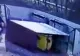 VIDEO | O femeie, la un pas de a fi STRIVITĂ de o baracă metalică răsturnată de vânt, în Gorj. Reacția primarului