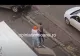 VIDEO |  Scene VIOLENTE în trafic! Tânăr șofer luat la bătaie de un taximetrist, după un accident. Imagini cu un puternic impact emoțional
