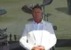 VIDEO Protest inedit la Vaslui, pe un drum plin de gropi: Un localnic joacă golf, la recomandarea lui Klaus Iohannis