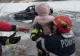 FOTO | Mamă și fiica de 3 ani, salvate din apa înghețată, după ce mașina în care se aflau a derapat în râul Mureș