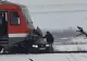 Impact DEVASTATOR între un tren și o mașină. Șoferul a scăpat cu viață