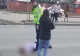 Imaginea care arată că, după accident, polițistul a atins cu piciorul trupul uneia dintre fetele lovite
