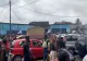 Bilanț tragic: Zeci de persoane AU MURIT electrocutate, după ce un cablu electric s-a rupt şi a căzut peste o piaţă intens populată