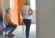 VIDEO | Imaginile MOMENTULUI: o femeie şi-a legat soţul cu o frânghie şi l-a dus cu forţa la centrul de vaccinare