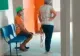 VIDEO | Situație tragi-comică: O femeie şi-a dus soţul să se vaccineze legându-l cu o frânghie