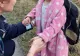 O fetiţă de 3 ani, dispărută de acasă, găsită de polițiști pe marginea unui drum din Buzău