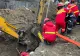 Un bărbat care lucra la reţeaua de canalizare a murit după ce a fost prins sub un mal de pământ