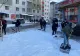Primarul orașului Bistrița face deszăpezirea cu subalternii. Angajații din primărie, scoși să dea zăpada cu lopata FOTO