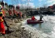 VIDEO + FOTO Un bunic și nepoata sa au murit după ce au plonjat cu mașina într-un lac din Suceava