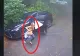 VIDEO – A cules câteva mere și a vrut să intre înapoi în mașină – Când a văzut ce era înăuntru, a luat-o la fugă țipând