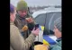 VIDEO Un soldat rus care s-ar fi predat izbucnește în plâns după ce a fost hrănit de civili. MESAJUL transmis familiei