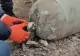 Cum dezamorsează ucrainenii cu mâinile goale o BOMBĂ neexplodată - VIDEO