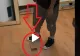 VIDEO – Ce a găsit sub podea – A călcat pe o bucată de parchet care s-a ridicat. Când a tras de ea, a făcut descoperirea