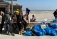Lecție de civism: refugiaţi ucraineni găzduiţi în Mamaia au curăţat plaja din proprie iniţiativă, pe banii lor - VIDEO