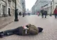 FOTO | Protest la Moscova față de masacrul de la Bucha. Un bărbat s-a întins pe stradă, legat cu mâinile la spate