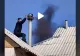 VIDEO – S-a făcut întuneric în tot cartierul când a început să curețe coșul de fum – Imaginile virale pe TikTok