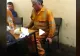 VIDEO – S-a așezat cu grijă pe scaun pentru că știa că are colegi puși pe farse, însă tot nu a scăpat – Ce a pățit bietul muncitor