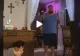 VIDEO – A vrut să-i facă o farsă soțului însă s-a lăsat cu vânătăi – Ce lovitură a primit