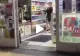 VIDEO – Cel mai tare jaf din istorie – Cum au furat doi tineri dintr-o alimentară – Toată lumea a început să radă când i-a văzut