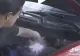 VIDEO – A pornit bateria mașinii cu mâinile goale – Au ieșit scântei însă mecanicul nu a pățit absolut nimic