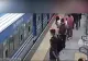 O tânără a leșinat și a căzut sub metrou - A supraviețuit miraculos fără nicio zgârietură - Imaginile uluitoare