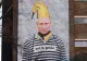 PUTIN, pe zidul unei clădiri dintr-un mare oraș, în haine de deținut și cu o banană în cap - Cine e autorul protestului