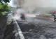 Un microbuz a ars ca o torță pe o șosea din Vâlcea. Scene de groază în trafic FOTO