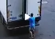 VIDEO – A deschis ușa camionului și a fost la un pas să moară – Cum se putea petrece o adevărată tragedie
