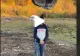 VIDEO – Ar fi putut să-i strivească craniul cu excavatorul – Experiment periculos făcut de doi muncitori