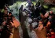 Zeci de migranți ajutați de două călăuze, descoperiți de polițiștii de frontieră - VIDEO + FOTO