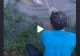 VIDEO – Stătea liniștit pe marginea bălții, la pescuit, când un monstru l-a tras în apă și era să moară înecat