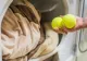 Pune două mingi de tenis în mașina de spălat. Trucul de care nu ai mai auzit până acum