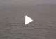 VIDEO – A mers să se plimbe pe plajă când nisipul a început să facă… “valuri”. A scos telefonul și a filmat fenomenul ciudat