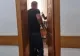 Dată cu capul de calorifer, în propriul birou, pentru că a dezvăluit ilegalitățile primarului