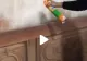 VIDEO – A văzut un gândac pe perete și s-a gândit să dea cu spray – Ce a urmat este îngrozitor